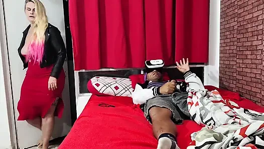 Üvey anne, erkek arkadaşını sanal gözlükle yakalıyor ve onu görünce mastürbasyon yapıyor