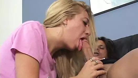 Güzel memeli olgun sarışın kadın sikinden boşalıyor