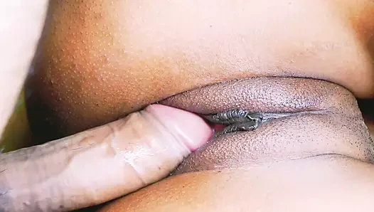 18+ ameture genç Hintli genç kız sert sikişirken ıslak amcığı parçalanıyor