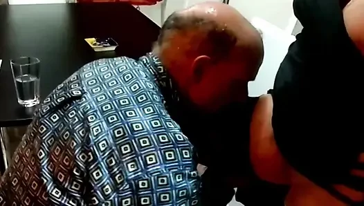 Büyük memeli Fransız sarışın genç erkek avcısı sert sikiliyor