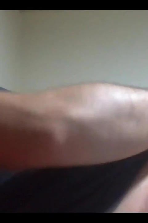 Manşonla mastürbasyon yapıyor