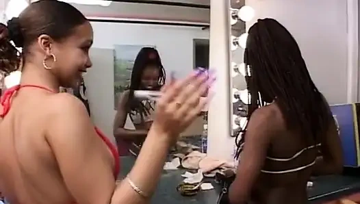 Üç çarpıcı zenci kadın iki büyük zenci yarağını tatmin ediyor