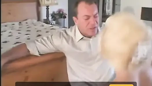 Orta yaşlı seksi sarışın güzel kadın anal seks yapıyor ve yüzüne ateşli bir şekilde boşalıyor