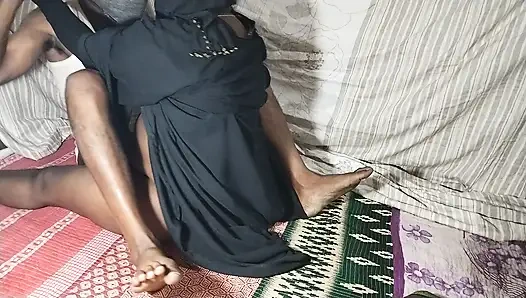 Hintli kadın kocasının açık havada romantizmi yaşıyor