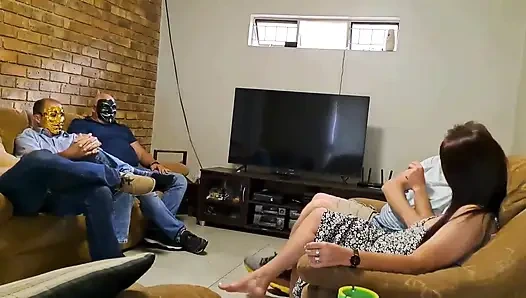 Kocası karısını arkadaşlarına grup seks için veriyor!