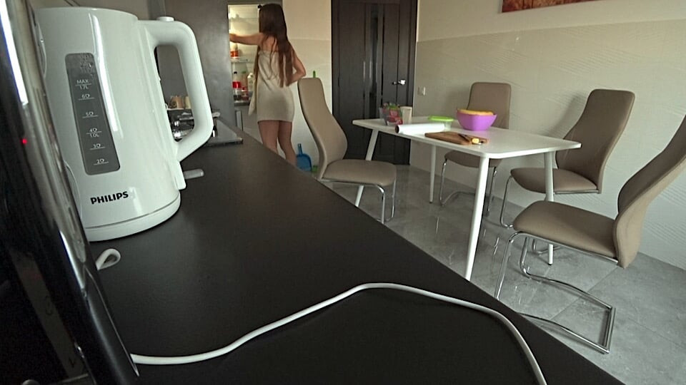 Kocası işteyken evli kadın ve komşu mutfakta sikişiyor. Borç için aldatıyor