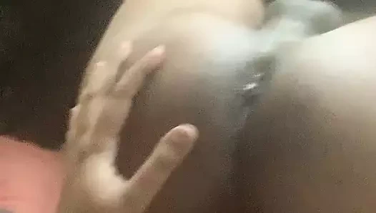 Kız arkadaşım büyük bir zevkle götüme parmak sokuyor