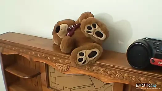 Asyalı kız yarağını gırtlağına sokuyor