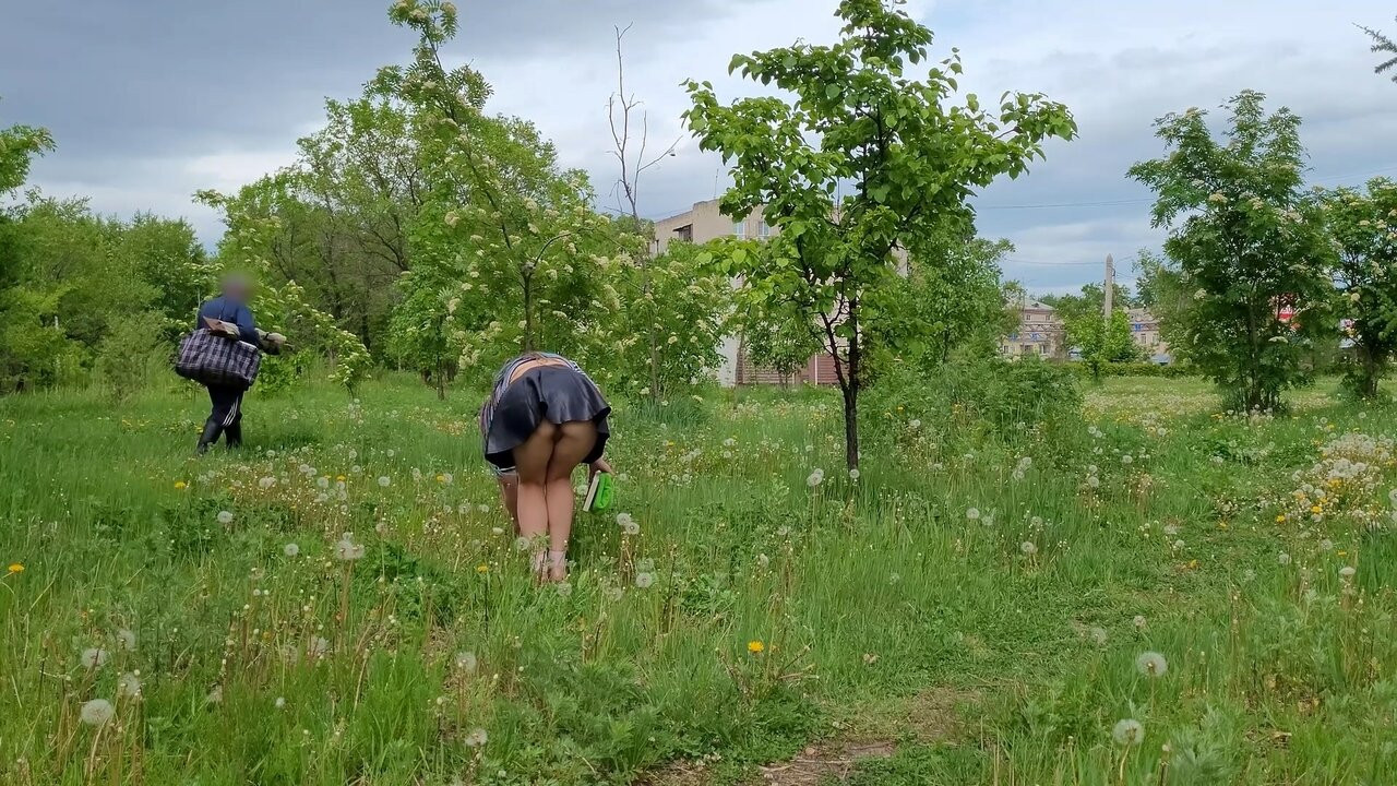 Külotsuz azgın bebek eteğini kaldırdı ve yoldan geçenlere kedi gösteriyor