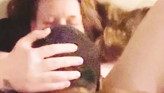 Amcığını yediriyor ve sonra sakso çekmeye karar veriyor