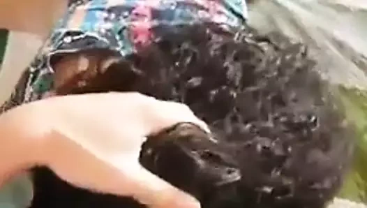 Kız arkadaşım, büyük bir kıçıyla, sikimi emiyor