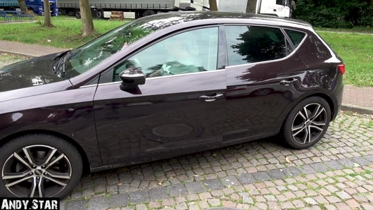 Büyük götlü Alman genç kız işiyor ve döllendikten sonra açık havada sikiliyor