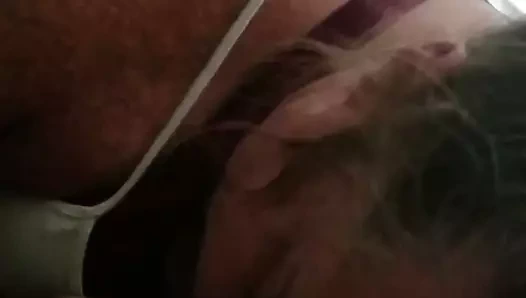 İri güzel kızıl saçlı kadın büyük zenci emiyor