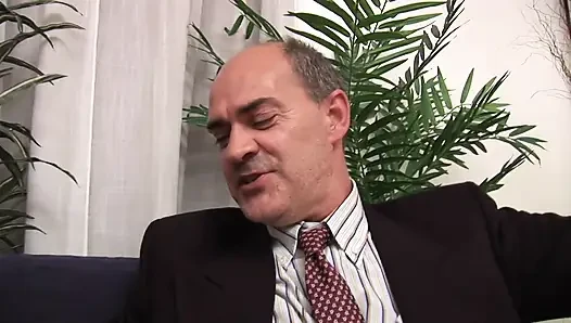Canı sıkılan genç kız sapık üvey babası tarafından sikilmeyi kabul ediyor