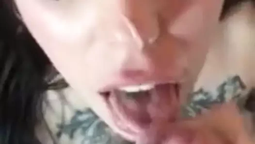 Tattoed esmer büyük bir spunking alır
