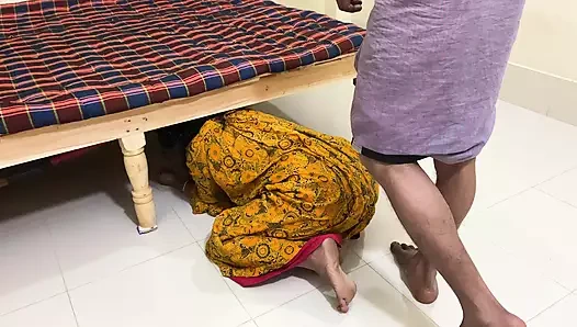 Evimde hizmetçiye sarıldım ve sikişmeye başladım