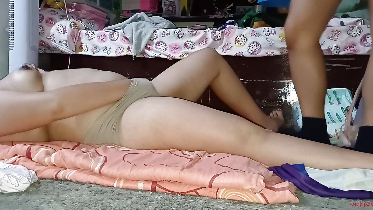 Pinay ateşli orta yaşlı seksi kadın mastürbasyon yapmayı seviyor ve ıslandıktan sonra sikiliyor