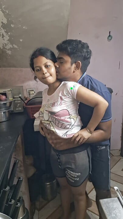 Sweetmegha Hintli yenge vajinasını parmakla baştan çıkarıyor ve devar tam sert Hintçe ses seksini tam gece yakaladı