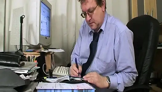 Tombul genç kız ve olgun arkadaşı bir yarağı paylaşıyor