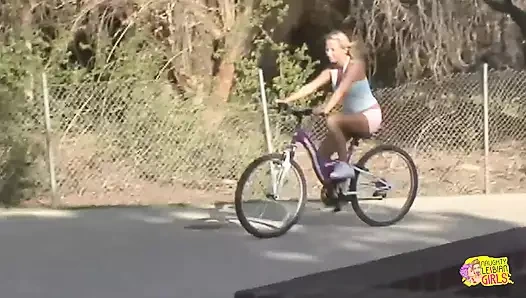 Kızını boşalttığında bu sarışınların yüzüne boşalıyor