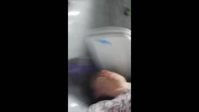 Arkadaşlarım karımın götünü sikiyor. Gerçek aldatma.