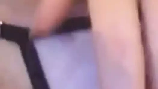 Bir yapay penis ve telefon kamerası olan kız