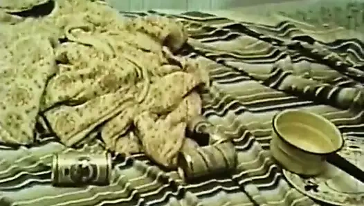 Koca sıkıcı karısını sikmek için döndü (1970'lerin vintage)