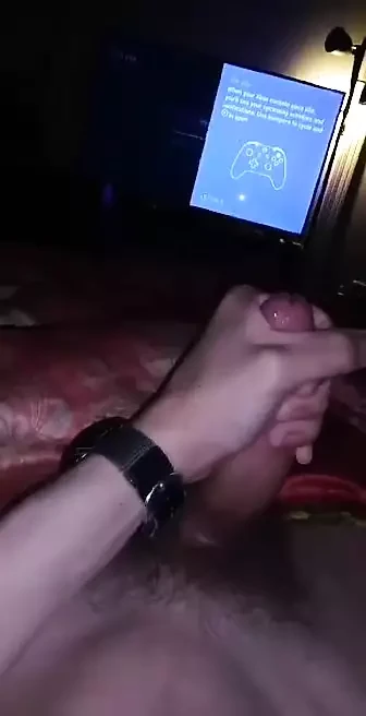 Eşcinsel adam götünü patlatana kadar yavaşça sikini okşuyor.