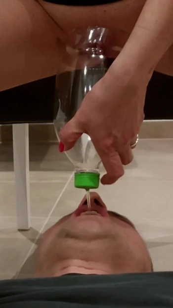 Сногсшибательный момент из "Его рот - мой туалет, его язык - моя туалетная бумага, ежедневное глотание писсинга, подборка"