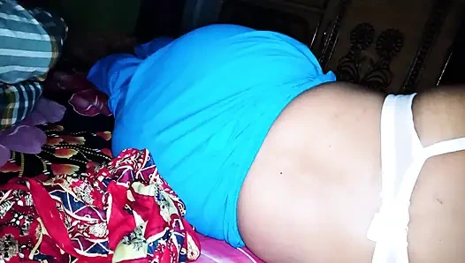 Evli kadın kibirliydi ve ben mutlu bir şekilde küstahlığını çözerek karısını siktim.