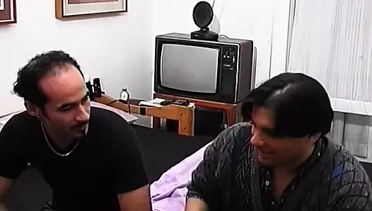 Leopar orta yaşlı seksi kadın azgın adamlar tarafından vahşi grup sekste yumrukla sikiliyor