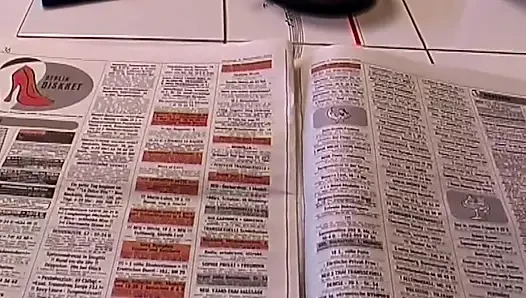 Olgun sarışın taşak emiyor ve dildo damlayan amcığını sikiyor