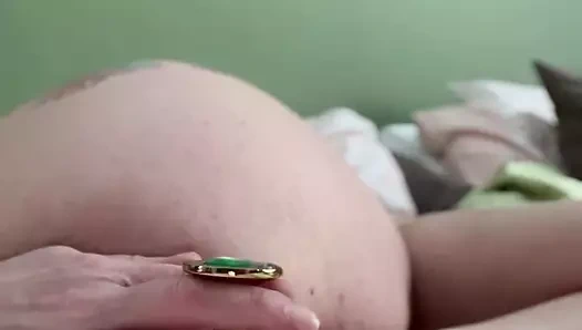 Göt tıkacıyla oynuyor