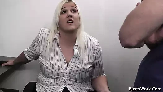 Şişman sarışın sekreter patronu tarafından gırtlağına kadar alıyor ve sikiliyor