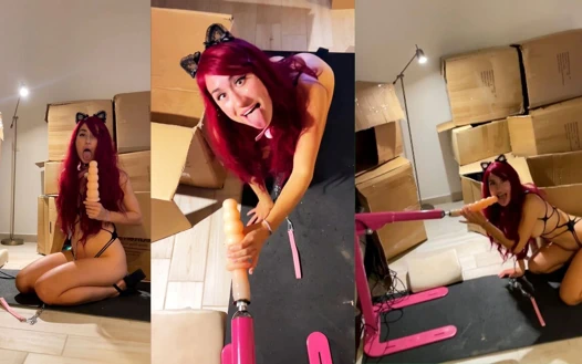 Me- kedi kırmızı fetiş kız cinsel olarak uyandırılmış ve sakso çekiyor, seks makinesi emiliyor