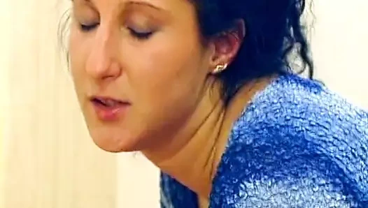 Almanya'dan koyu saçlı piliç seksi vücudunun her yerine boşalmaya bayılıyor