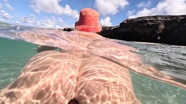 Çıplak orta yaşlı seksi kadın su altında anal tıkaçla yüziyor