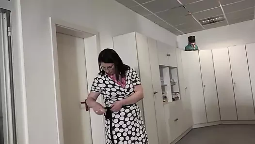 İri güzel kadın adamın yarağını emiyor