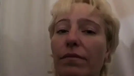 Azgın sarışın orta yaşlı seksi kadın parmaklanıyor ve patlayıcı orgazm için oyuncakla sikiliyor