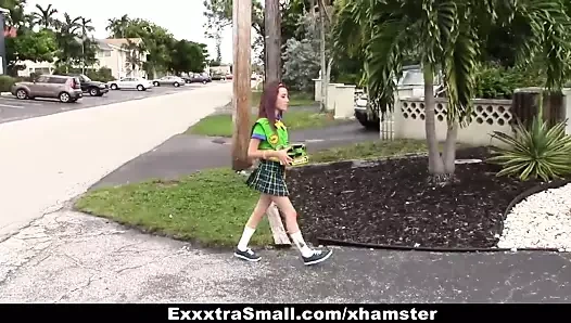 Exxxtrasmall - küçük kız izci büyük horoz tarafından becerdin