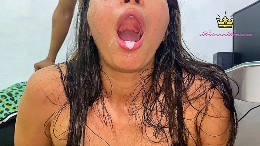 Kız arkadaşım yeni elbisesiyle beni şaşırtıyor ve onu masasında sikiyorum