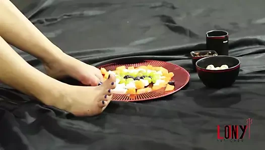 Lohanny brandao &amp; alica roche adama ayakları üzerinde meyve yedirmek