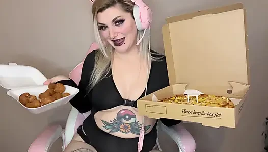 Oyuncu kız geğirme ve şişkinlik ile mukbang