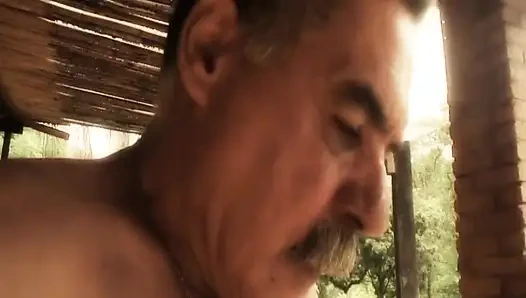 Bu yaşlı domuz genç bir azgınla sikişiyor