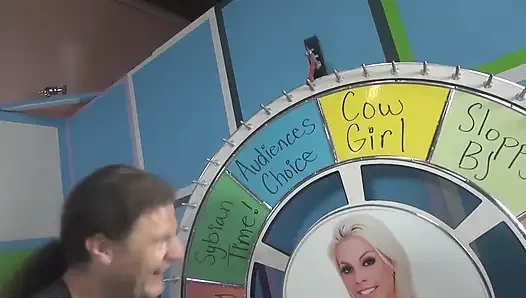 Azgın porno yıldızları şanslı adama sakso çekerken ve sikini sıvazlarken sikiyor