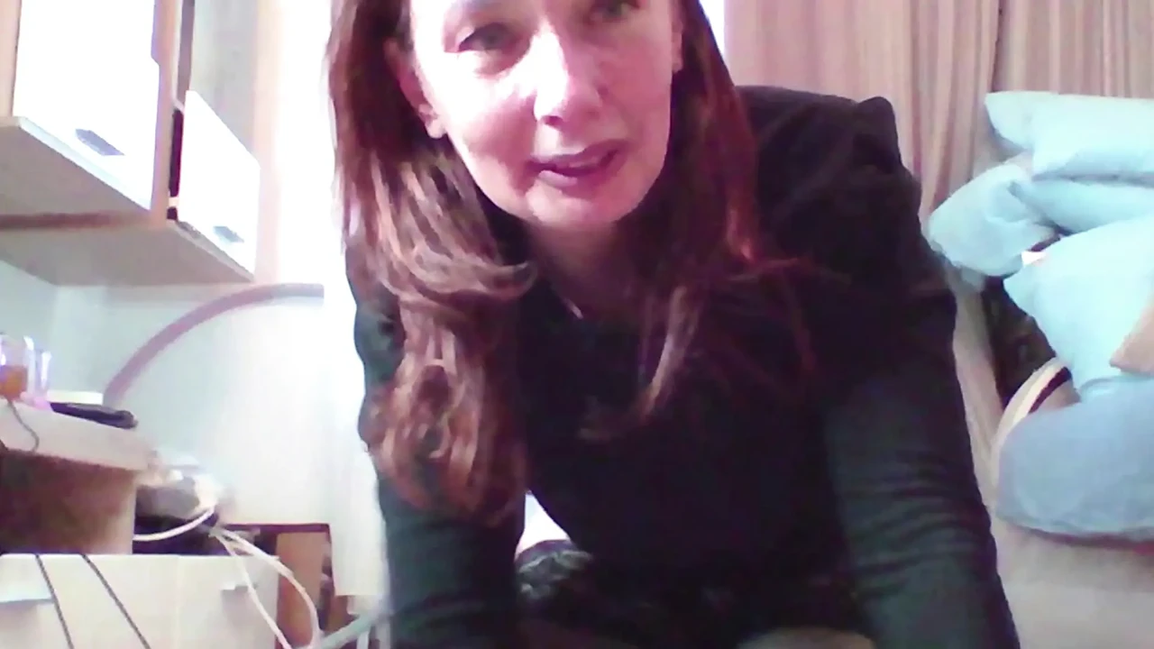 Niezła milf wielki sika w domu i pokaż dupka