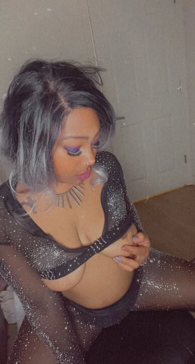 Doğum günü kızı eve yalnız geldikten sonra mastürbasyon yapıyor