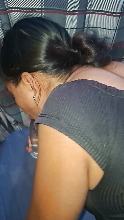 En iyi arkadaşım bana yeni bir oyuncak getiriyor ve birlikte deniyoruz