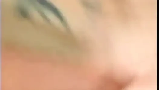 Sörfçü adam oturma odasında harika memeli göz kamaştırıcı bir sarışınla sikişiyor