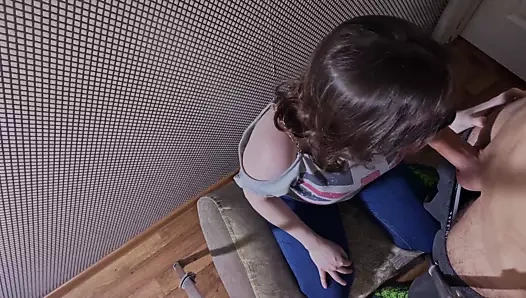 Ağzına büyük bir penis aldı ve ona bir boğaz vermeye çalıştı